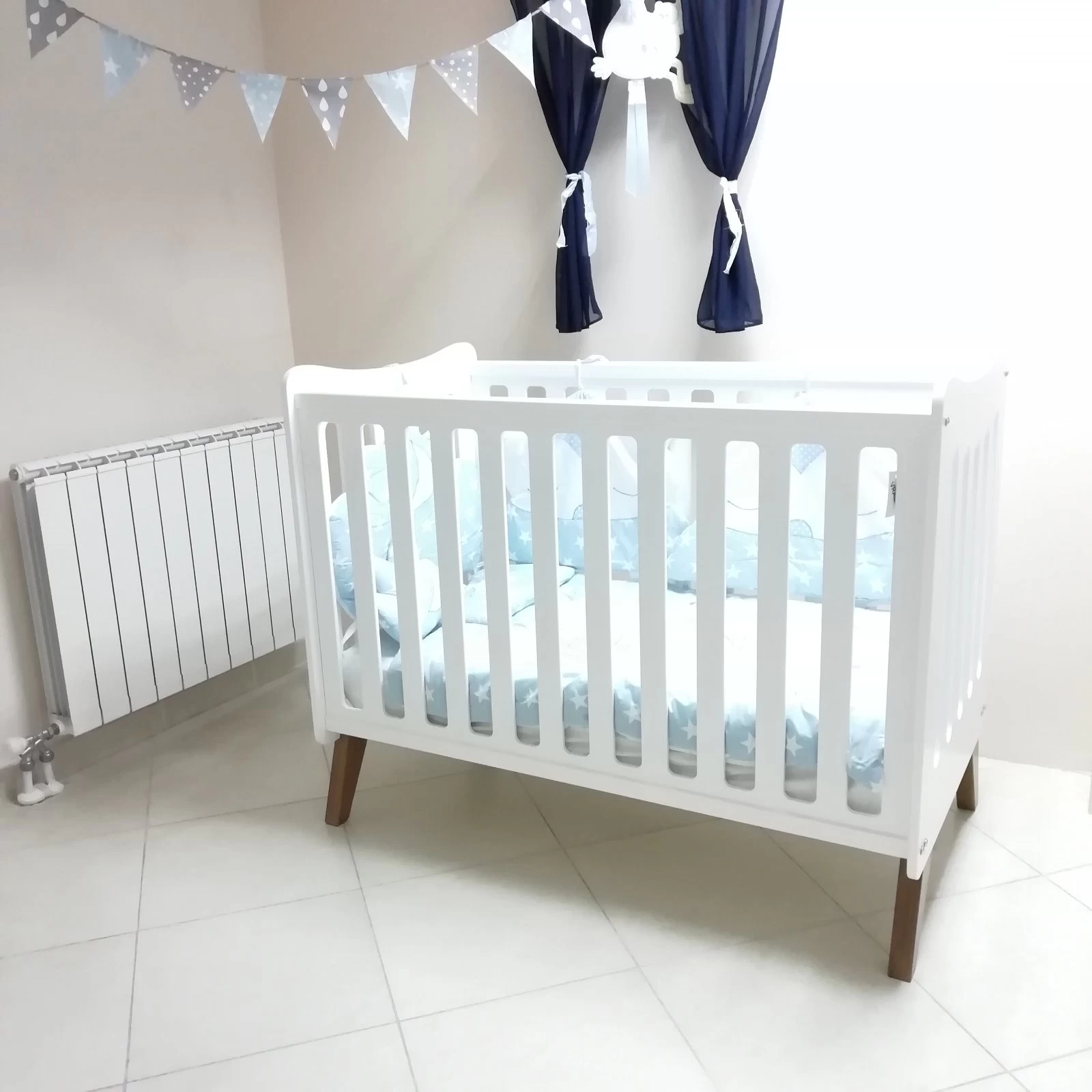 Dečiji krevetac Retro - drveni krevetac za bebe u beloj boji