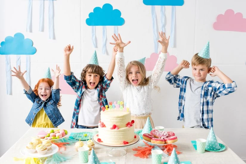 deca na rodjendanskoj zabavi ispred torte
