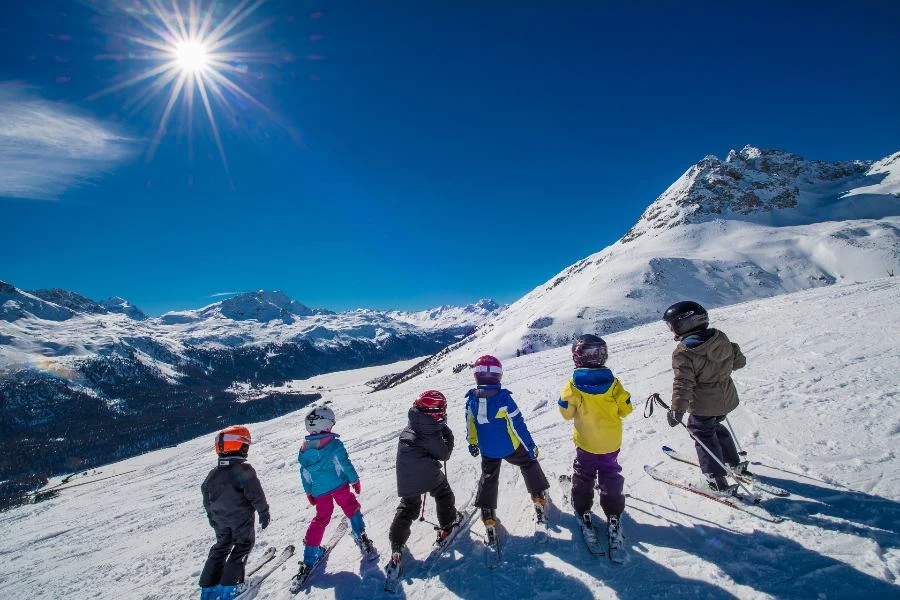 deca na snegu u planini u ski opremi