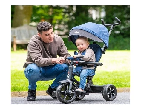 Tata uci sina da vozi trocikli za bebe.