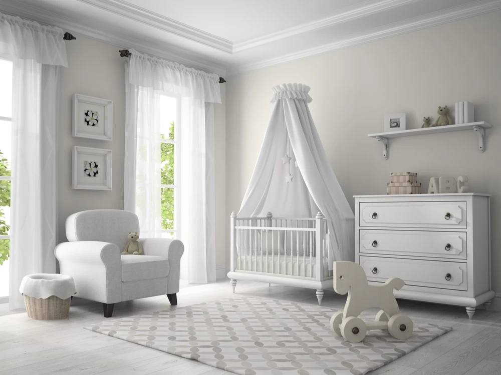 Moderna decija soba sa drvenim konjicem, foteljom i krevecem za bebu.