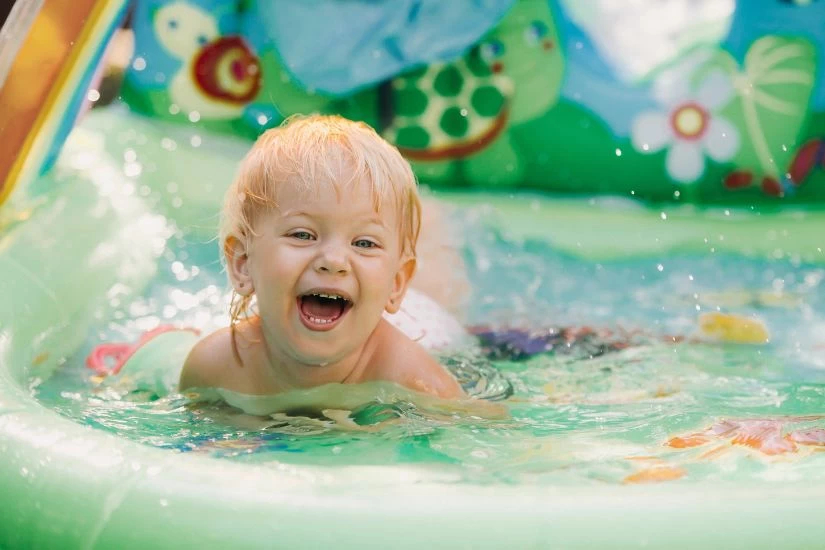 Dete pliva u bazenu na naduvavanje.