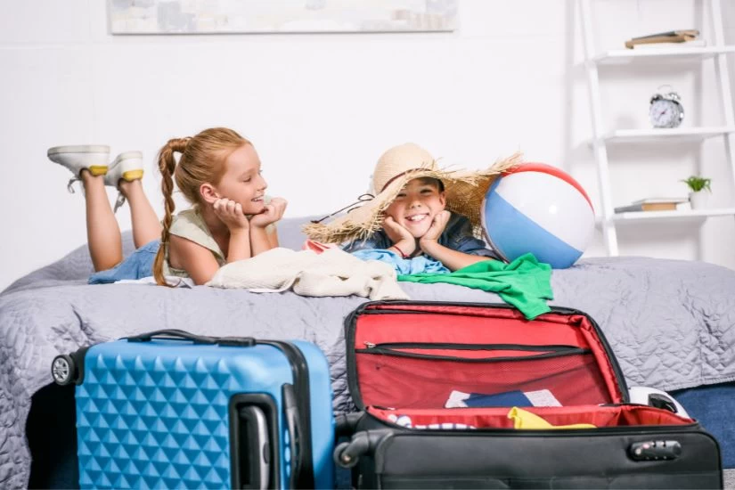 Devojčica i dečak pakuju kofer za more.